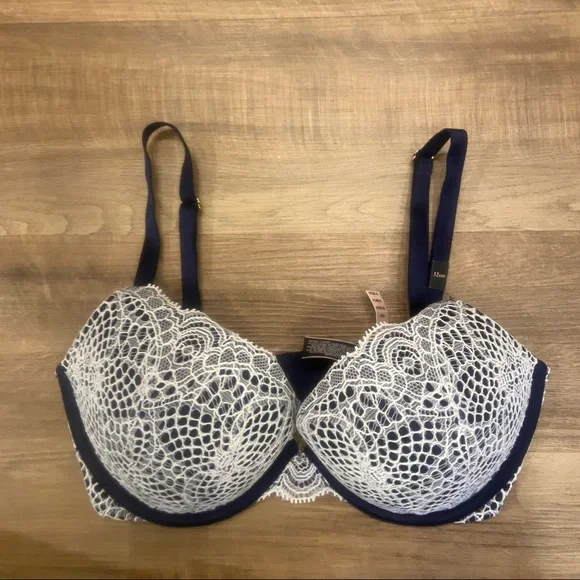 2 NWT Victoria’s Secret very sexy push up bra
